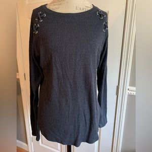 Blue ribbed sweater, junior XXL, shoulder detail.